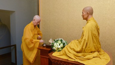 Đức Pháp chủ GHPGVN dâng trầm trước pháp tướng và xá-lợi xương Bồ-tát Thích Quảng Đức tôn thờ tại tháp Đa Bảo trong khuôn viên Việt Nam Quốc Tự - Ảnh: BGN