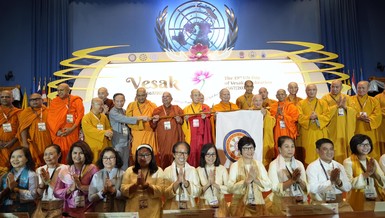 Trưởng lão Hòa thượng Thích Thiện Nhơn và phái đoàn đón nhận lá cờ có biểu tượng Đại lễ Vesak Liên Hiệp Quốc tại Thái Lan về việc GHPGVN đăng cai tổ chức Đại lễ Vesak Liên Hiệp Quốc vào năm 2025