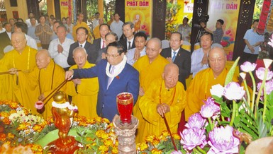 Chư tôn giáo phẩm GHPGVN cùng Thủ tướng Phạm Minh Chính thực hiện nghi thức Tắm Phật tại chùa Quán Sứ, Hà Nội