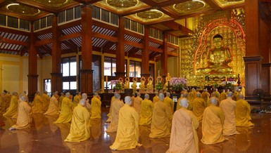 Tác pháp sám hối trước khi nghe lại giới - Ảnh: BGN