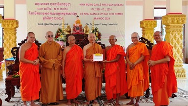 Trưởng lão Hòa thượng Viên Minh cùng chư tôn đức Trưởng lão Hội đồng Chứng minh trao học bổng Đức Nhuận đến Học viện Phật giáo Nam tông Khmer tại TP.Cần Thơ