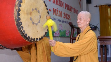 Đại lão Hòa thượng Viện trưởng khởi hồi trống khai giảng năm học mới 2024-2025 - Ảnh: Bảo Toàn/BGN