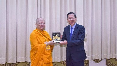 Chủ tịch UBND TP.HCM Phan Văn Mãi tặng quà lưu niệm đến Hòa thượng GS.TS Phra Brahmapundit, Chủ tịch ICDV - Ảnh: Quảng Đạo/BGN