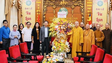Trưởng ban Tôn giáo Chính phủ Vũ Hoài Bắc tặng lẵng hoa chúc mừng đến chư tôn đức lãnh đạo Giáo hội