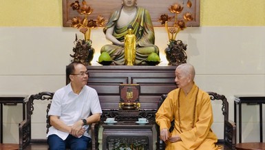 Thứ trưởng Bộ Nội vụ Vũ Chiến Thắng với Đức Pháp chủ GHPGVN - Đại lão Hòa thượng Thích Trí Quảng - Ảnh: Bảo Toàn/BGN