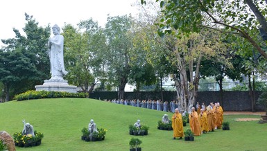 Kinh hành niệm Phật trong vườn Di Đà thuộc khuôn viên chùa Huê Nghiêm sáng nay, 15-12-2024 - Ảnh: Bảo Toàn/BGN