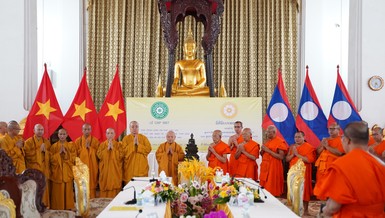 Phái đoàn Giáo hội Phật giáo Việt Nam và Trung ương Liên minh Phật giáo Lào có mối tương quan thân thiết, đạo tình nhiều năm qua (trong ảnh là cuộc gặp giữa Giáo hội hai nước do Trưởng lão Hòa thượng Thích Thiện Nhơn và Đại lão Hòa thượng Maha Bounma Simmaphom dẫn đầu - Ảnh: Báo Giác Ngộ