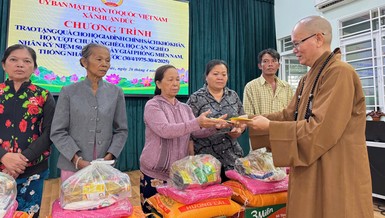 Thượng tọa Thích Tâm Chơn đại diện trao quà đến bà con có hoàn cảnh khó khăn tại H.Củ Chi