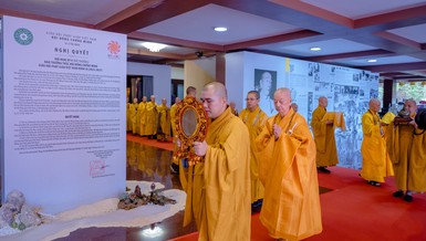 Đức Pháp chủ GHPGVN chủ trì Lễ cung thỉnh xá-lợi Trái tim Bồ-tát Thích Quảng Đức an vị tại tháp Đa Bảo - công trình kỷ niệm Pháp nạn 1963 trong khuôn viên Việt Nam Quốc Tự - Ảnh: Đăng Huy