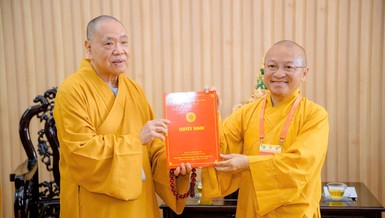 Trưởng lão Hòa thượng Thích Thiện Pháp, Ủy viên Thường trực Hội đồng Chứng minh, Phó Chủ tịch Thường trực Hội đồng Trị sự kiêm Trưởng ban Kiểm soát T.Ư trao quyết định đến Thượng tọa Thích Nhật Từ vào vị trí Phó Văn phòng II T.Ư GHPGVN hôm 5-5-2025 tại thiền viện Quảng Đức - TP.HCM