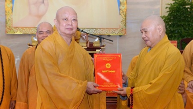 Trưởng lão Hòa thượng Thích Thiện Pháp trao quyết định Trưởng ban Trị sự GHPGVN TP.HCM đến Hòa thượng Thích Lệ Trang - Ảnh: Bảo Toàn/BGN