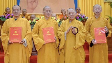 Trưởng lão Hòa thượng Thích Thiện Pháp trao quyết định đến chư tôn đức Ban Thường trực Ban Trị sự tỉnh An Giang