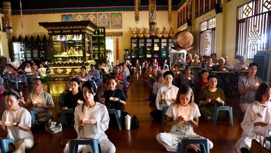 Ca sĩ, người mẫu Diệp Lâm Anh tham dự lễ Vu lan tại tu viện Như Giác