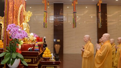 Đức Pháp chủ niêm hương cầu nguyện trước tôn tượng Bồ-tát Địa Tạng trong Pháp hội Vu lan Phật lịch 2569 (2025) tại Việt Nam Quốc Tự - Ảnh: Bảo Toàn/BGN