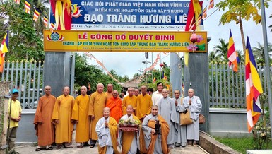 Chư tôn đức và lãnh đạo địa phương lưu niệm sau khi thượng bảng điểm sinh hoạt tôn giáo tập trung Hương Liên