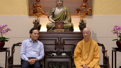 Bí thư Thành ủy TP.HCM Trần Lưu Quang chào thăm đức Pháp chủ GHPGVN - Ảnh: Bảo Toàn/BGN