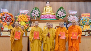 Trưởng lão Hòa thượng Thích Thiện Pháp trao quyết định chuẩn y nhân sự đến chư tôn đức Ban Trị sự GHPGVN tỉnh Đồng Nai