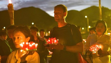 Người dân, du khách quốc tế tham dự Lễ cầu nguyện tại Cầu Tàu 914 - Đặc khu Côn Đảo cùng chư Tăng, lãnh đạo Đảng, Chính quyền TP.HCM - Ảnh: Quảng Đạo/BGN