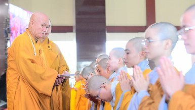 Thượng tọa Thích Giác Dũng thừa hành trao học bổng đến Tăng Ni sinh Học viện Phật giáo VN tại TP.HCM