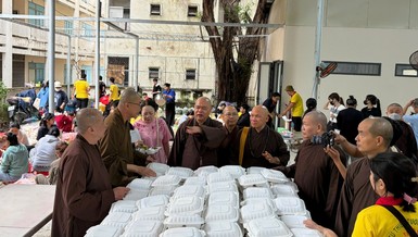 Thượng tọa Thích Thanh Phong có mặt trực tiếp chỉ đạo tại các bếp dã chiến do Ban Từ thiện xã hội Phật giáo TP.HCM thực hiện phục vụ bà con vùng lũ lụt tại tỉnh Khánh Hòa