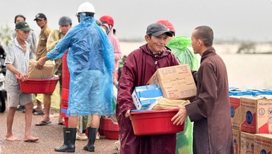 Đại đức Thích Minh Tồn trao quà chia sẻ với bà con 