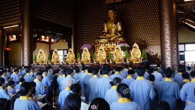 Hội chúng trang nghiêm tại chánh điện chùa Huê Nghiêm - Ảnh: Bảo Toàn/BGN