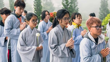 Các bạn trẻ tham dự khóa tu trong nghi thức dâng hoa cúng dường Bồ-tát Quán Thế Âm
