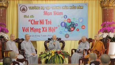 Chư vị Ni sư diễn giả tham gia buổi mạn đàm tại chùa Kiều Đàm