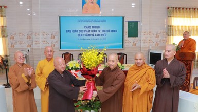 Ban Chủ nhiệm lớp Sơ cấp Phật học TP.Thủ Đức tặng hoa đến Ban Giáo dục Phật giáo TP.HCM