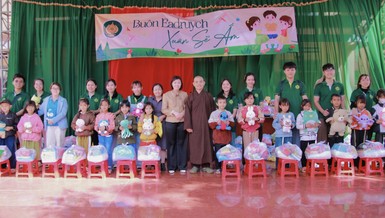 Các phần quà Tết được trao đến các em học sinh đồng bào dân tộc tại buôn Eadruich, H.Krông Buk, Đắk Lắk