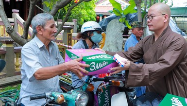 Tại chùa Nam Thiên Nhất Trụ (TP.Thủ Đức), Đại đức Thích Minh Đạo trao quà đến bà con có hoàn cảnh khó khăn nhân mùa Vu lan 