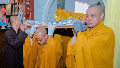 Môn đồ pháp quyến cung thỉnh nhục thân Trưởng lão Hòa thượng Thích Nhựt Liên nhập kim quan