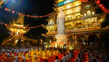 Hơn ngàn ngọn nến thắp sáng lung linh trước Phật đài chùa Vạn Đức