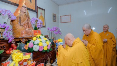 Trưởng lão Hòa thượng Thích Thiện Nhơn dâng trà tưởng niệm Trưởng lão Hòa thượng Thích Hiển Tu tại chùa Xá Lợi (Q.3, TP.HCM)