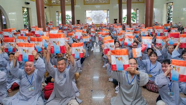 Niềm vui của Phật tử tại chùa Vạn Đức khi nhận được lá cờ Phật giáo nhân dịp Đại lễ Phật đản - Vesak 2025 