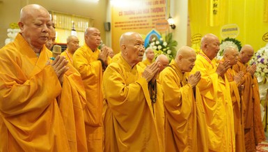 Chư tôn giáo phẩm nhất tâm cầu nguyện trước Giác linh đường Trưởng lão Hòa thượng Thích Thiện An tân viên tịch 