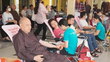 Chư Tăng và Phật tử đến chùa Vĩnh Nghiêm - TP.HCM hiến máu nhân đạo
