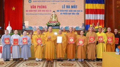 Các thành viên Đại diện Phật giáo khu vực III nhận quyết định từ Ban Thường trực Ban Trị sự GHPGVN tỉnh Đồng Tháp