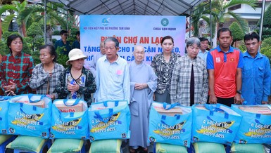 Ni viện Vạn Hạnh (P.Tam Bình) trao 350 phần quà từ thiện đến bà con khó khăn tại địa phương