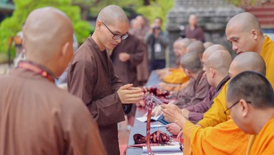 Giới tử nhận thẻ đeo trước khi nhập chúng tại điểm truyền giới chùa Minh Thành