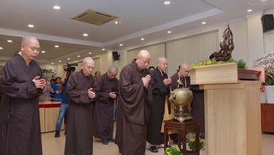 Chư tôn đức đảnh lễ, tưởng niệm Bồ-tát Thích Quảng Đức tại triển lãm ảnh tư liệu báo chí Phật giáo tại Báo Giác Ngộ