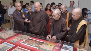 Buổi khai mạc triển lãm tư liệu báo chí Phật giáo với chủ đề "Kết nên một đài sen" nhân Đại lễ Phật đản Phật lịch 2567 và tưởng niệm 60 năm Bồ-tát Thích Quảng Đức vị pháp thiêu thân (1963-2023) được tổ chức vào chiều 30-5 tại trụ sở Báo Giác Ngộ - Ảnh: Bảo Toàn