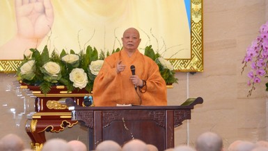 Sáng 16-12, theo chương trình Khóa huân tu tập trung và Bồi dưỡng trụ trì Phật lịch 2567, Hòa thượng Thích Lệ Trang, Ủy viên Thường trực Hội đồng Trị sự, Trưởng ban Nghi lễ T.Ư, Trưởng Ban Trị sự GHPGVN TP.HCM đã có buổi thuyết giảng về “Nghi lễ Phật giáo” - Ảnh: Bảo Toàn