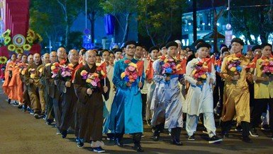 Chư tôn đức Ban Trị sự, chư Tăng Ni thuộc Phật giáo TP.HCM đại diện tham gia khối diễu hành của MTTQVN - Ảnh: Văn Phúc