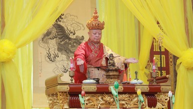 Hòa thượng Thích Lệ Trang, Phó Chủ tịch Hội đồng Trị sự, Trưởng ban Nghi lễ T.Ư, Trưởng ban Trị sự GHPGVN TP.HCM đăng đàn chẩn tế tại Pháp hội Vu lan Phật lịch 2569 - Ảnh: Nguyên Tài/BGN