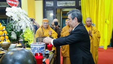 Phó Bí thư Thành ủy Nguyễn Phước Lộc dẫn đầu phái đoàn Thành ủy, HĐND, UBND, Ủy ban MTTQVN TP.HCM đến chùa Vĩnh Nghiêm viếng tang Trưởng lão Hòa thượng Thích Trí Tịnh vào chiều 8-10 - Ảnh: N.Thạnh