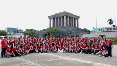 Hơn 100 cán bộ tuyên giáo, dân vận, báo chí, xuất bản tiêu biểu của TP.HCM đã vào lăng viếng Chủ tịch Hồ Chí Minh, bắt đầu hành trình “Hướng về cội nguồn cách mạng” năm 2025 - Ảnh: SGGP