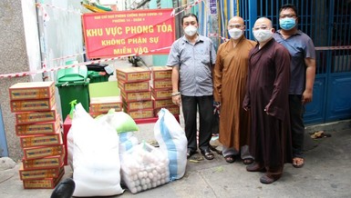 Chùa Phước Duyên phối hợp cùng chính quyền địa phương hỗ trợ người dân