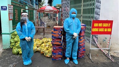 Đại đức Thích Hạnh Thái phối hợp cùng chính quyền địa phương trao quà tại khu vực bị phong tỏa