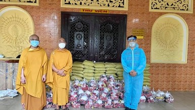 Tịnh xá Trung Tâm trao quà đến đại diện địa phương để hỗ trợ những gia đình khó khăn trong mùa dịch